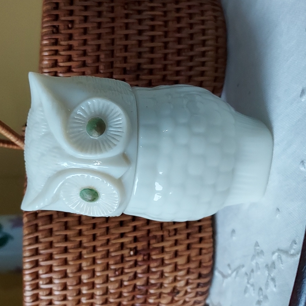 Owl bottle 🦉Avon perfume vintage Collectible green eyedbmilk glass 70s retro